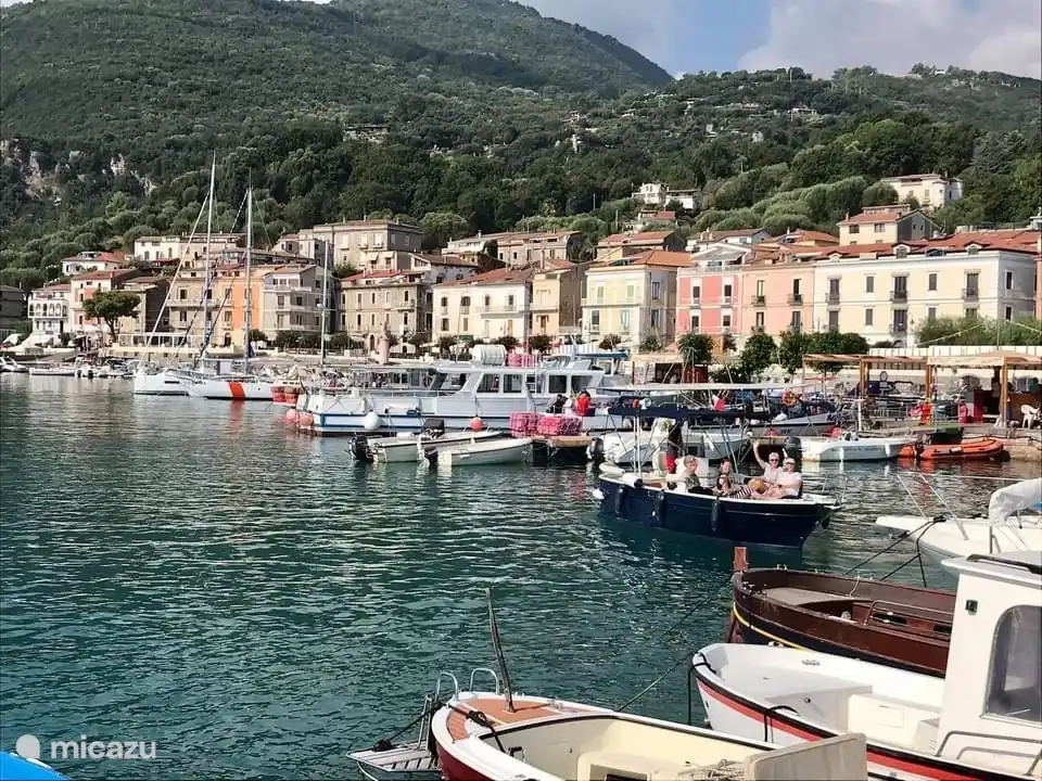 A 6 minutos en coche se encuentra la pintoresca localidad costera de Scario con el hermoso bulevar. Aquí los pescadores vienen por la mañana a vender sus capturas a los restaurantes locales.