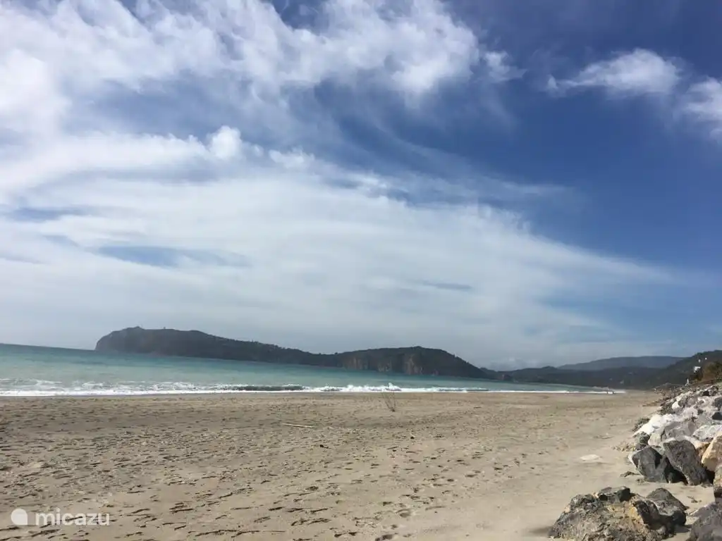 Playa Cammarota. En verano hay muchos chiringuitos con alquiler de tumbonas y sombrillas.