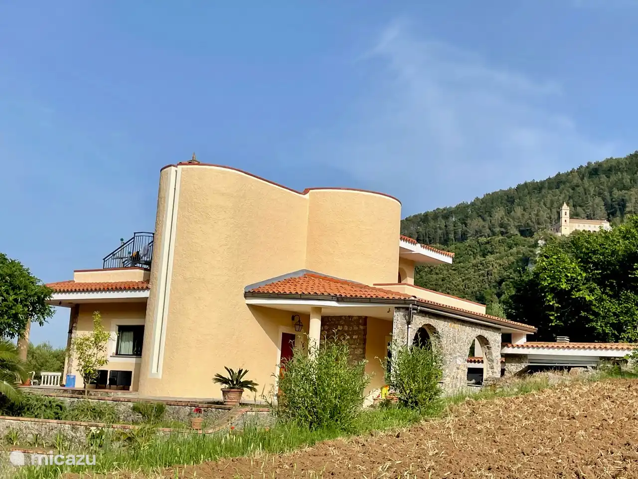 Vista lateral y frontal de la casa