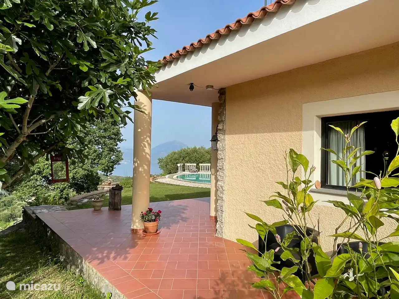 Casa de vista lateral con vistas a la montaña y al mar