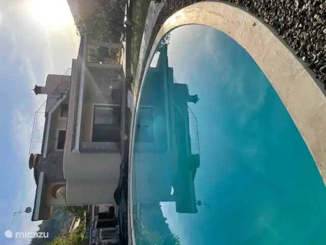 La casa con piscina desde el jardín.
La piscina no contiene cloro y parece una gran piscina de bienestar. Está abierto desde mediados de mayo hasta mediados de septiembre, después de lo cual está cubierto.