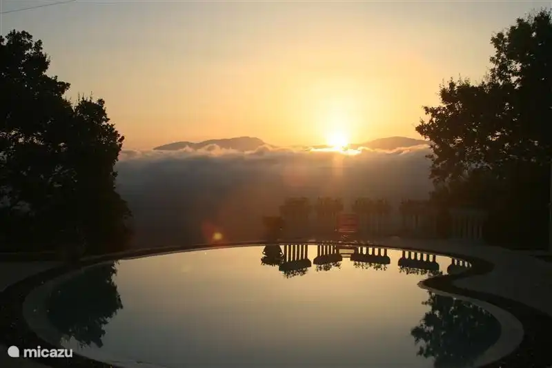 La piscina a las 6 de la mañana.