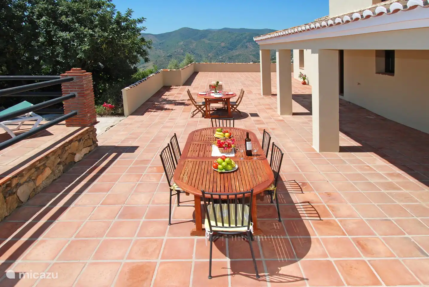 Die geräumigen Terrassen bieten einen atemberaubenden Blick auf die Umgebung.