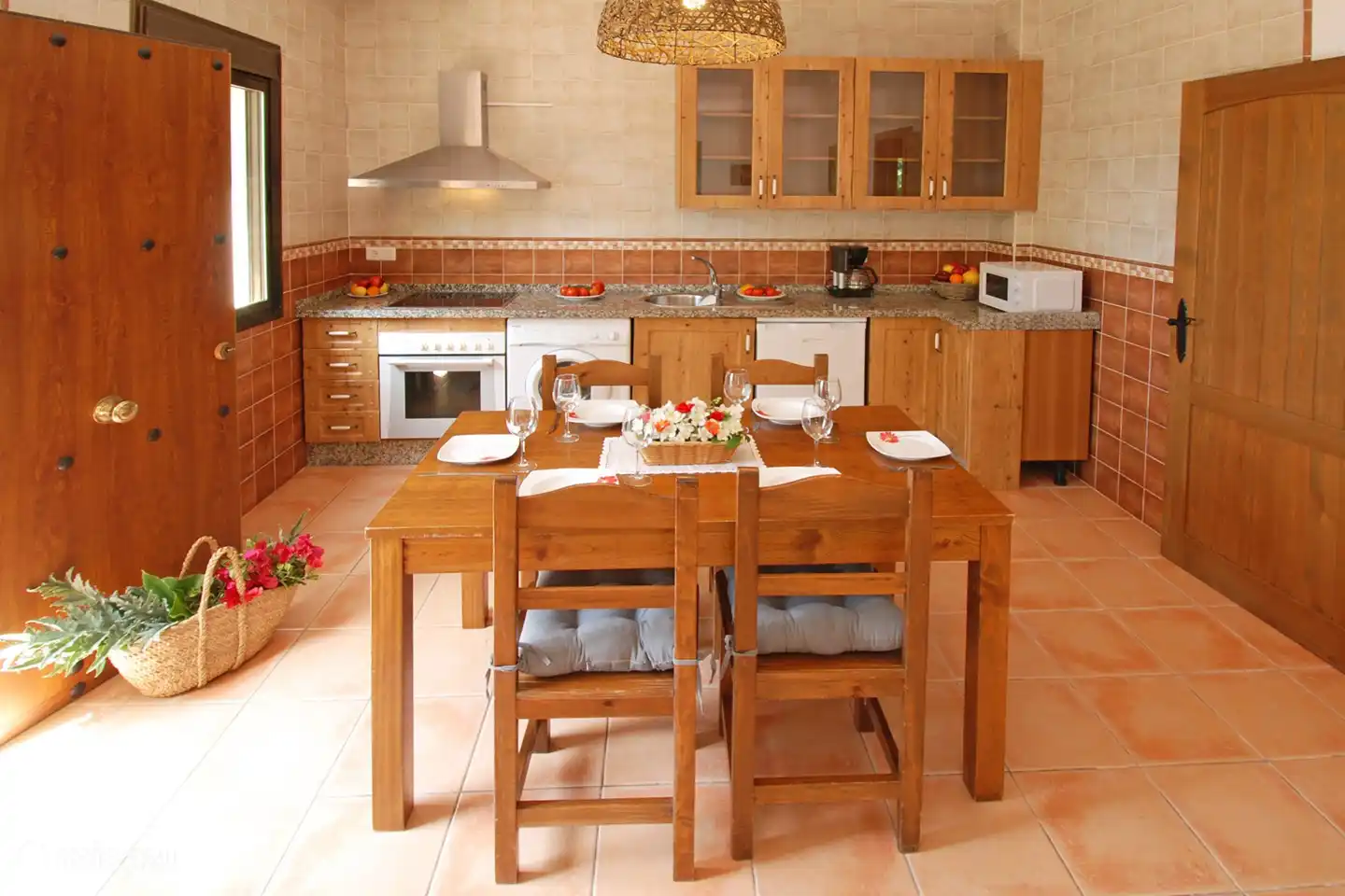 Es gibt 2 offene Küchen im Haus.