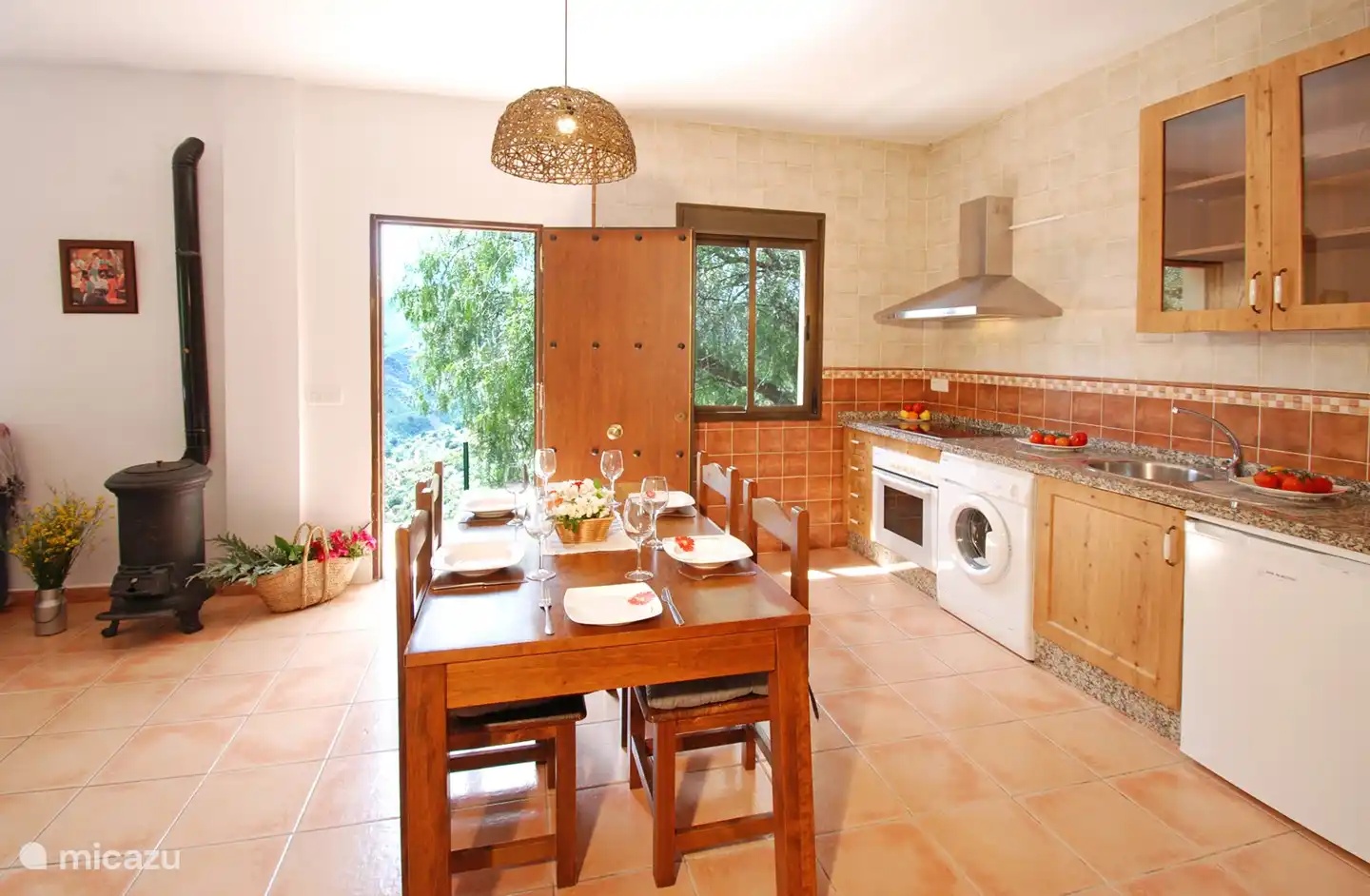 Und an kühleren Abenden essen Sie einfach drinnen und machen es sich gemütlich.