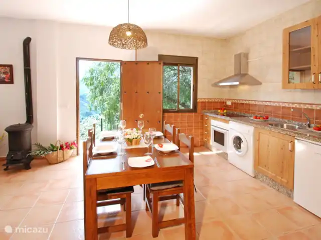 Villa Los Poyatos, Comares | Espagne, Costa del Sol, Comares - villa Et les soirées plus fraîches, vous n'avez qu'à manger à l'intérieur et à le rendre confortable.