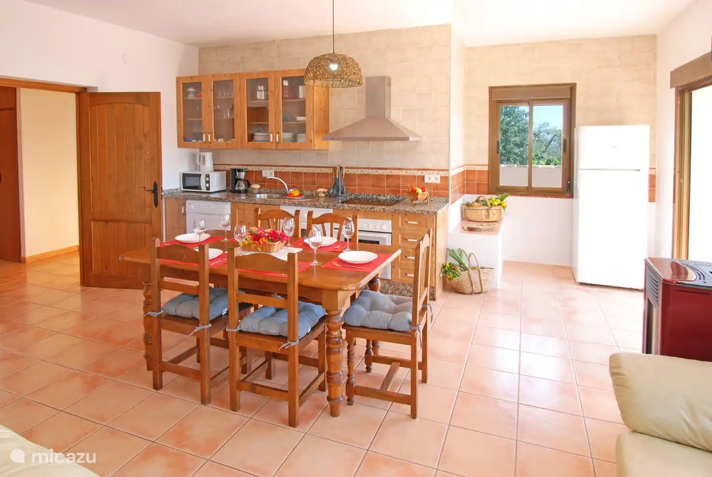 Für die kühleren Abende gibt es einen Pelletofen.