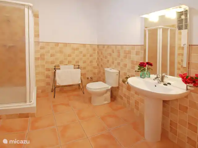 Villa Los Poyatos, Comares | Espagne, Costa del Sol, Comares - villa Une autre salle de bain avec douche.