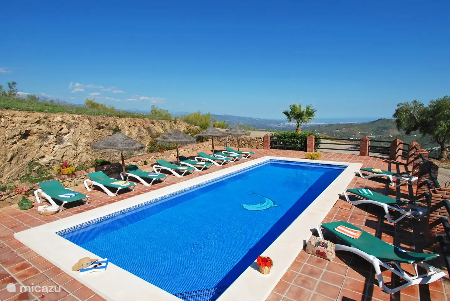 Schwimmen mit Blick auf das Mittelmeer.