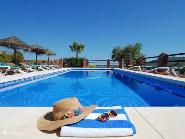 Villa Los Poyatos, Comares | Espagne, Costa del Sol, Comares - villa Vous pouvez laisser votre chapeau, ou vous pouvez aussi l'enlever et faire un plongeon.