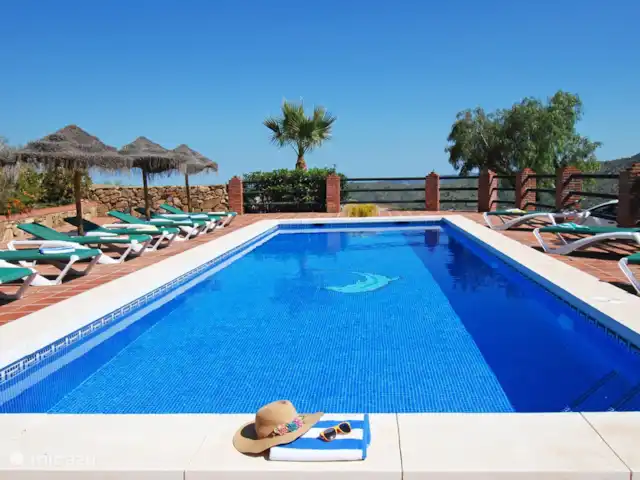 Villa Los Poyatos, Comares | Espagne, Costa del Sol, Comares - villa Il y a beaucoup de meubles de jardin pour donner à chacun une place au soleil.