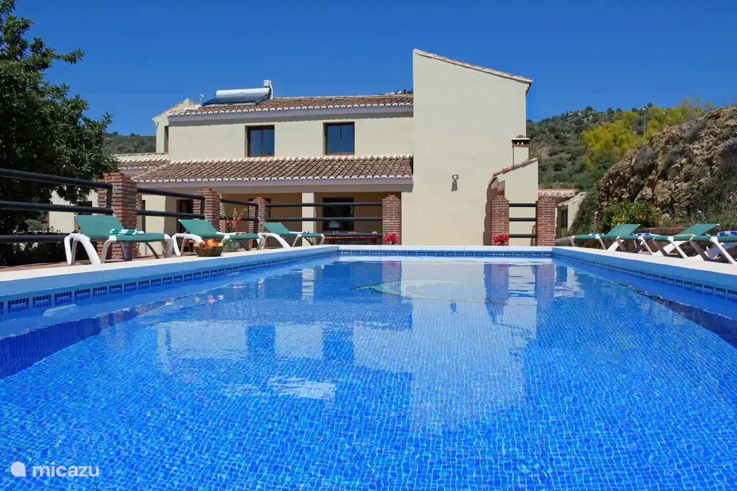 Größer als normaler Pool, 11m x4m. für einige der kühleren Monate beheizt.