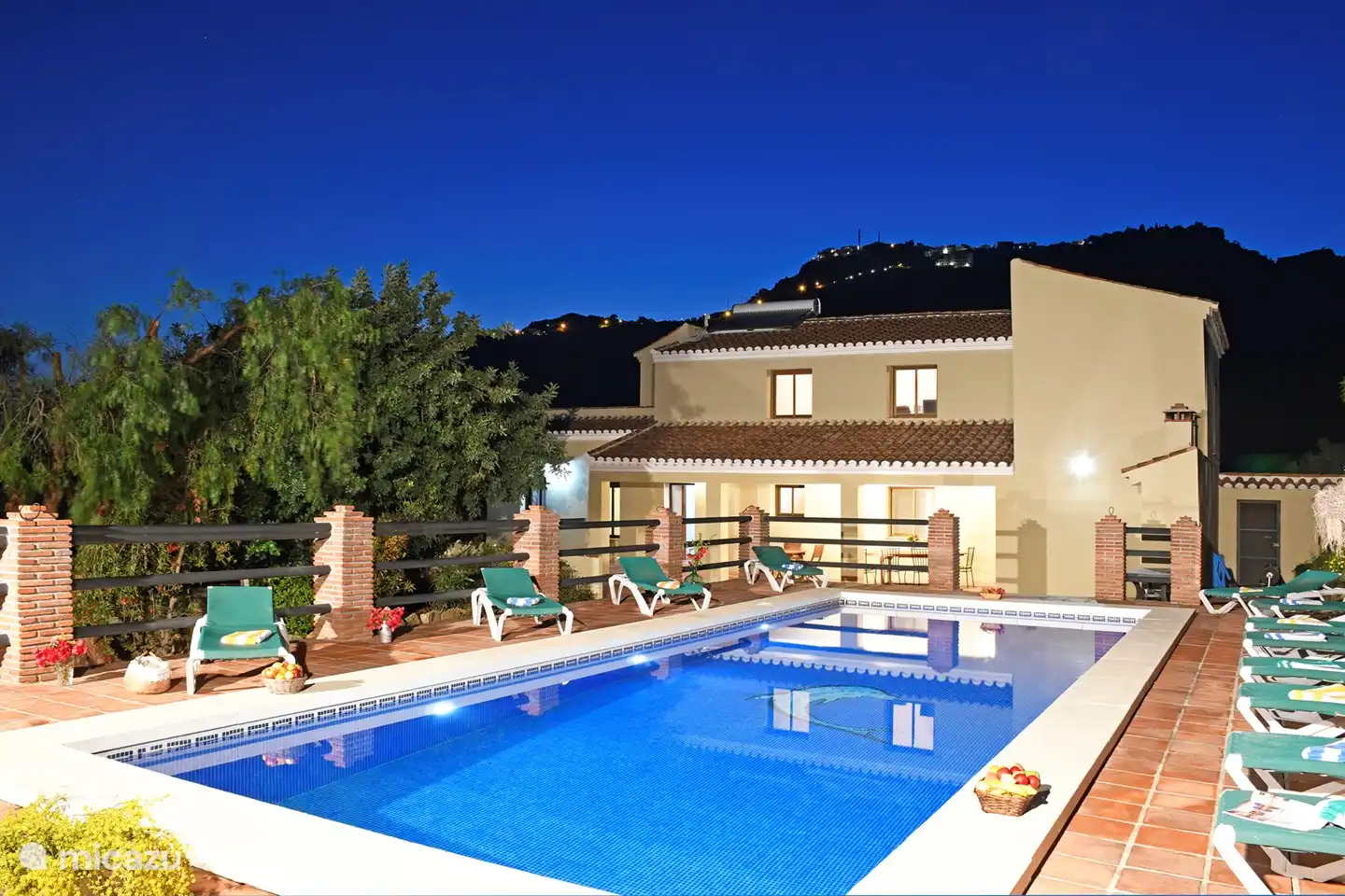 Und dann bricht die Nacht herein, es ist immer noch schwül, also genießen wir es ein bisschen weiter.