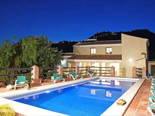 Villa Los Poyatos, Comares | Espagne, Costa del Sol, Comares - villa Et puis la soirée tombe, c'est encore étouffant, alors on profite encore un peu.