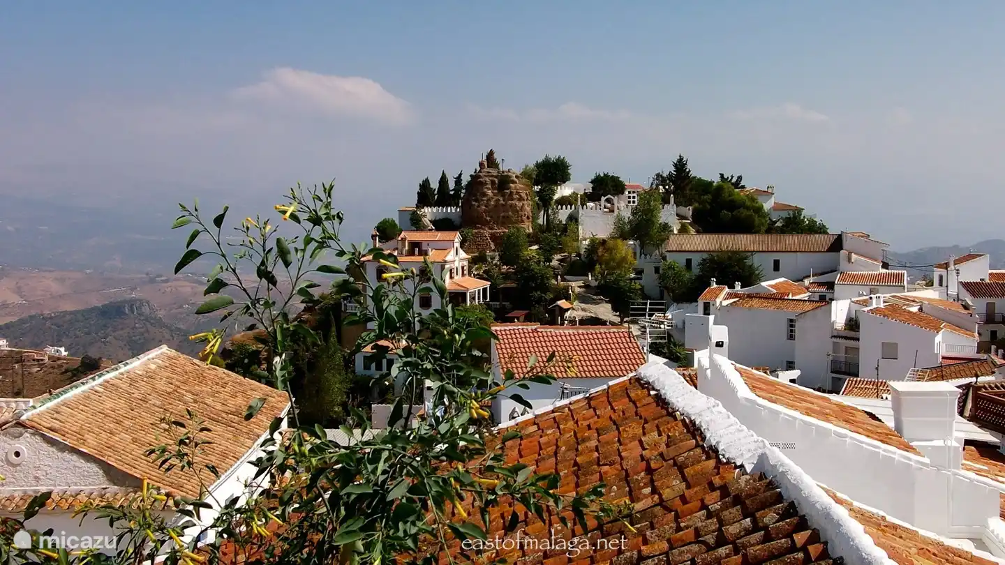 Schönes Comares, wo Sie Bars, Restaurants, Supermarkt, Bäckerei usw. finden.
