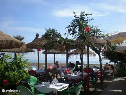 Essen Sie am Strand in einem der vielen Chiringuitos.