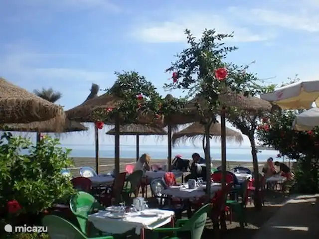 Villa Los Poyatos, Comares | Espagne, Costa del Sol, Comares - villa Mangez sur la plage dans l'un des nombreux chiringuitos.