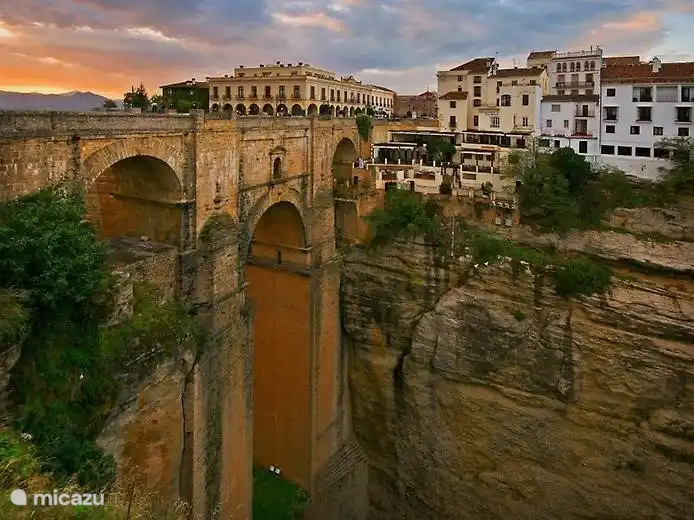Ronda, die Stadt, die dramatisch hoch über dem Fluss Tejo gebaut wurde.
