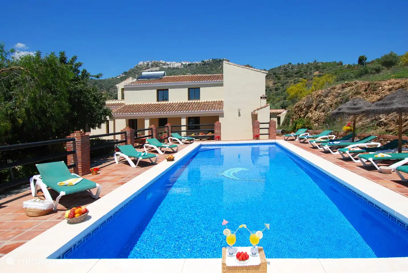 Im Hintergrund sehen Sie Comares, ein schönes typisch weißes andalusisches Dorf, das Sie mit typischen Bars und Restaurants erwartet.