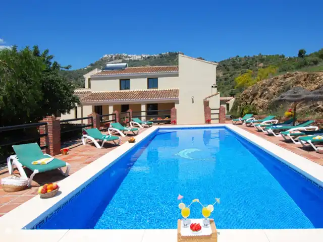 Villa Los Poyatos, Comares | Espagne, Costa del Sol, Comares - villa En arrière-plan, vous pouvez voir Comares, un charmant village andalou blanc typique qui vous attend avec des bars et des restaurants typiques.