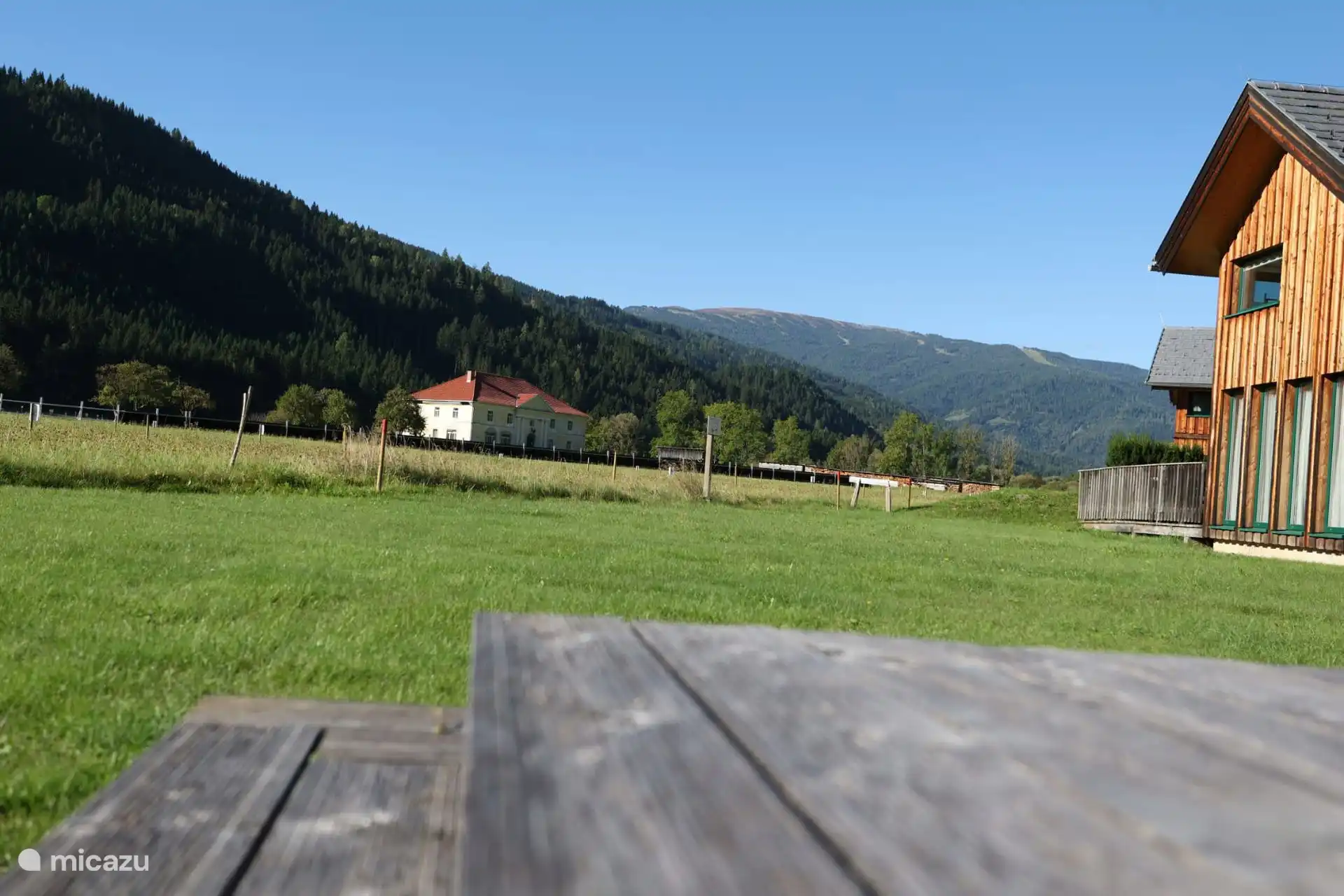 Zicht op de piste Kreischberg vanaf het terras