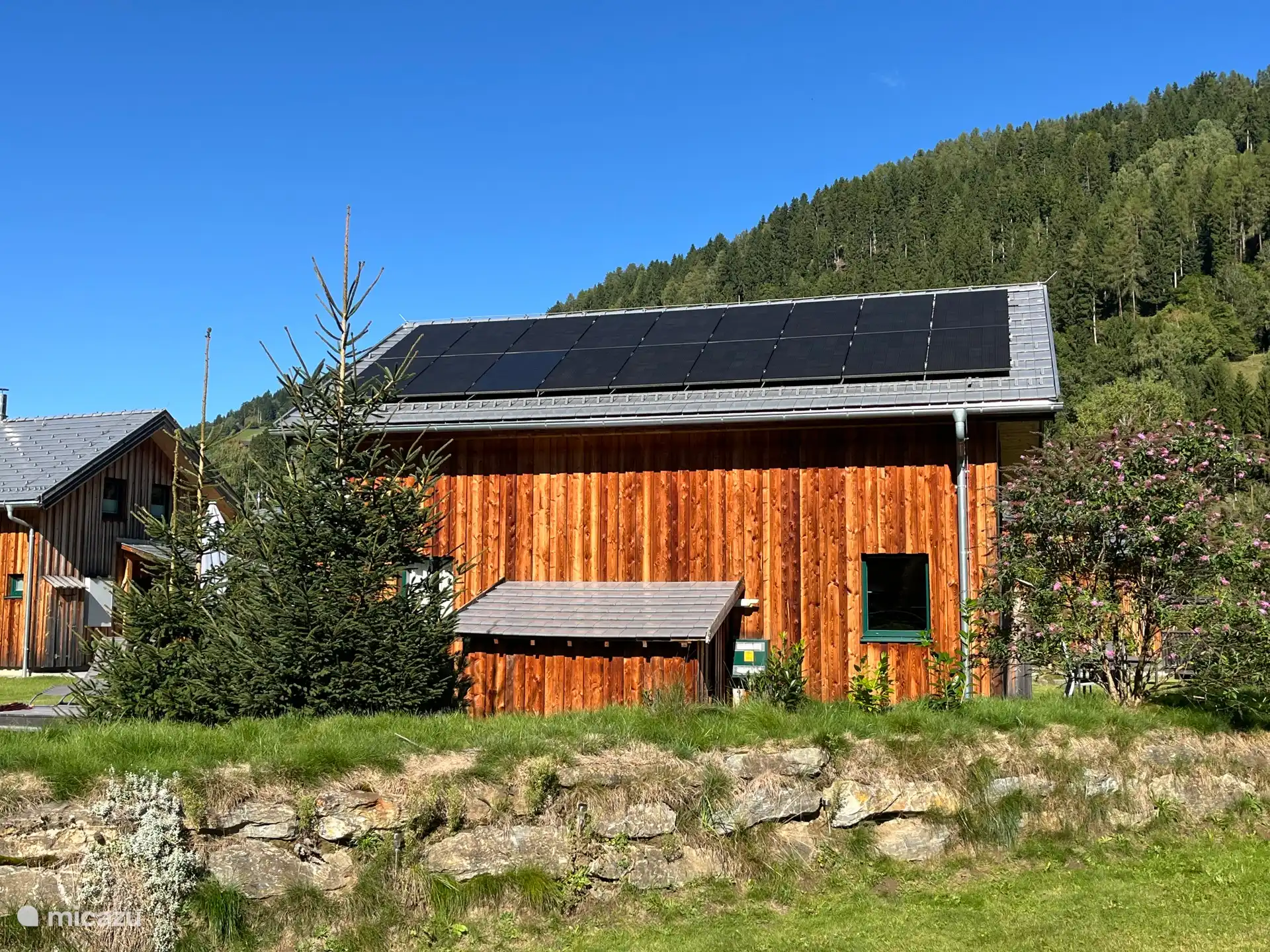 Zijkant gezien uit de tuin van het buurhuis