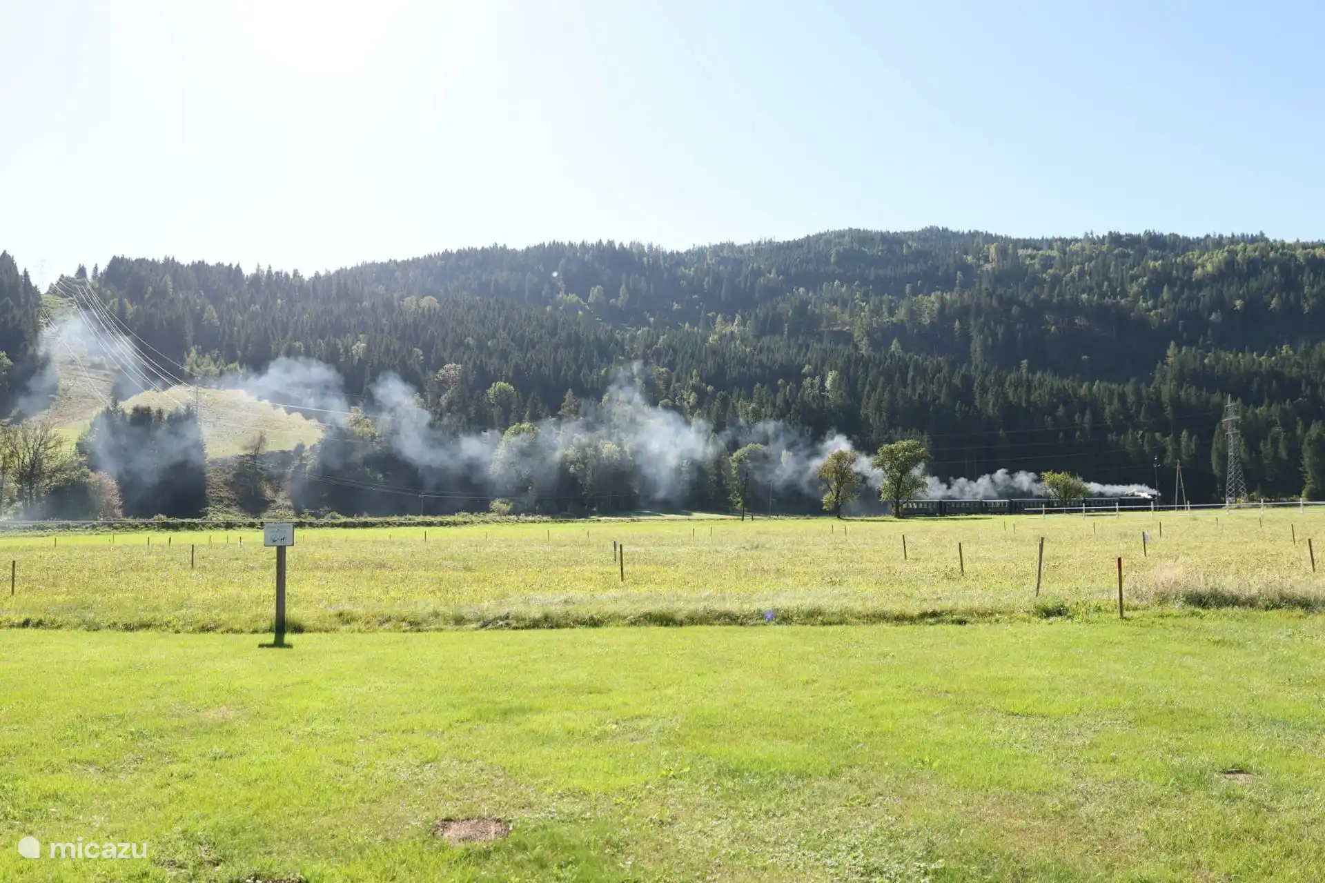 Stoomtrein murtalbahn vanuit het huis gezien