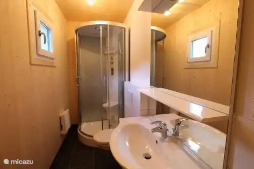 Das zweite Badezimmer ist im Erdgeschoss und hat eine Dusche, Waschbecken und Toilette.