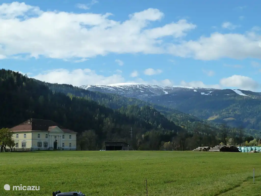 Ein schöner Panoramablick von der Terrasse und dem Garten. Im Hintergrund der Kreischberg, im Winter ein geschätzter Skigebiet.
