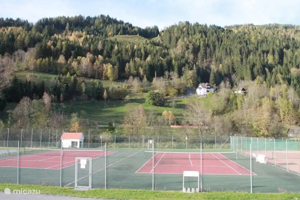 Outdoor und Indoor-Tennisplätze direkt im Chalet.