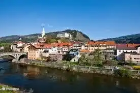 Ein Blick in Murau, eine mittelalterliche Stadt mit einer reichen Geschichte, einer Brauerei und gemütlichen Plätzen mit traditionellen Häusern.