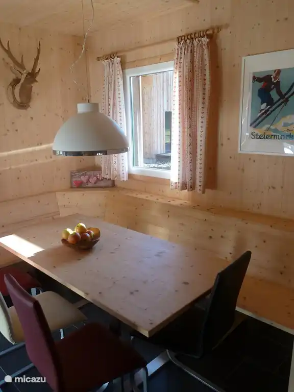 Die moderne Küche verfügt über einen Essbereich mit einem großen Tisch und eine gemütliche Sitzecke für ein Abendessen oder ein Spiel Nacht.