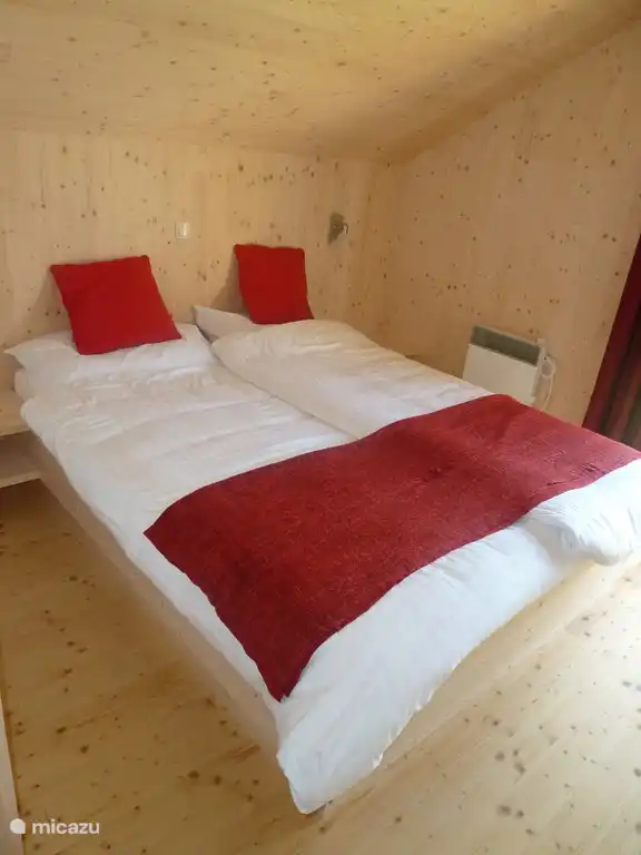 Drei geräumige Schlafzimmer mit 2 Einzelbetten, einem Schrank mit Regalen und Platz zum Aufhängen und freiem Blick auf die umliegenden Berge.