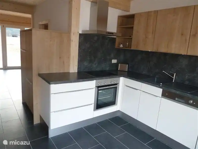 Die geräumige Küche ist komplett ausgestattet. Neben der Küche befindet sich eine Terrasse, die die volle Morgensonne hat.