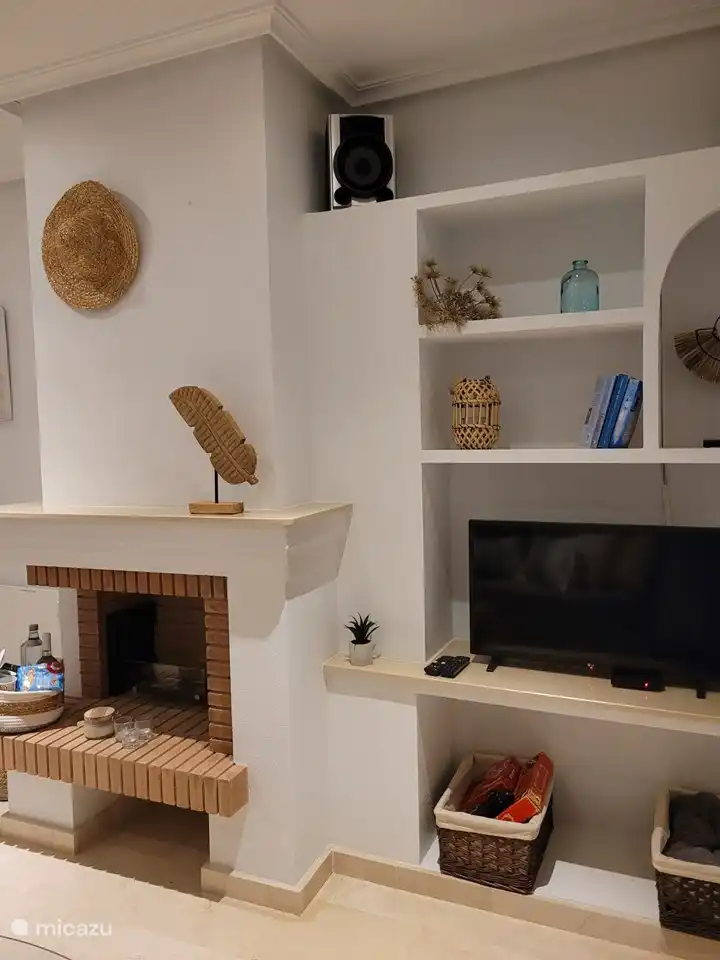 The living room with flat screen TV with all Dutch channels and Netflix