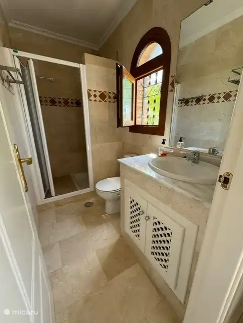 This ensuite bathroom has a lovely and spacious rain shower. For the winter months, it is equipped with a heater.