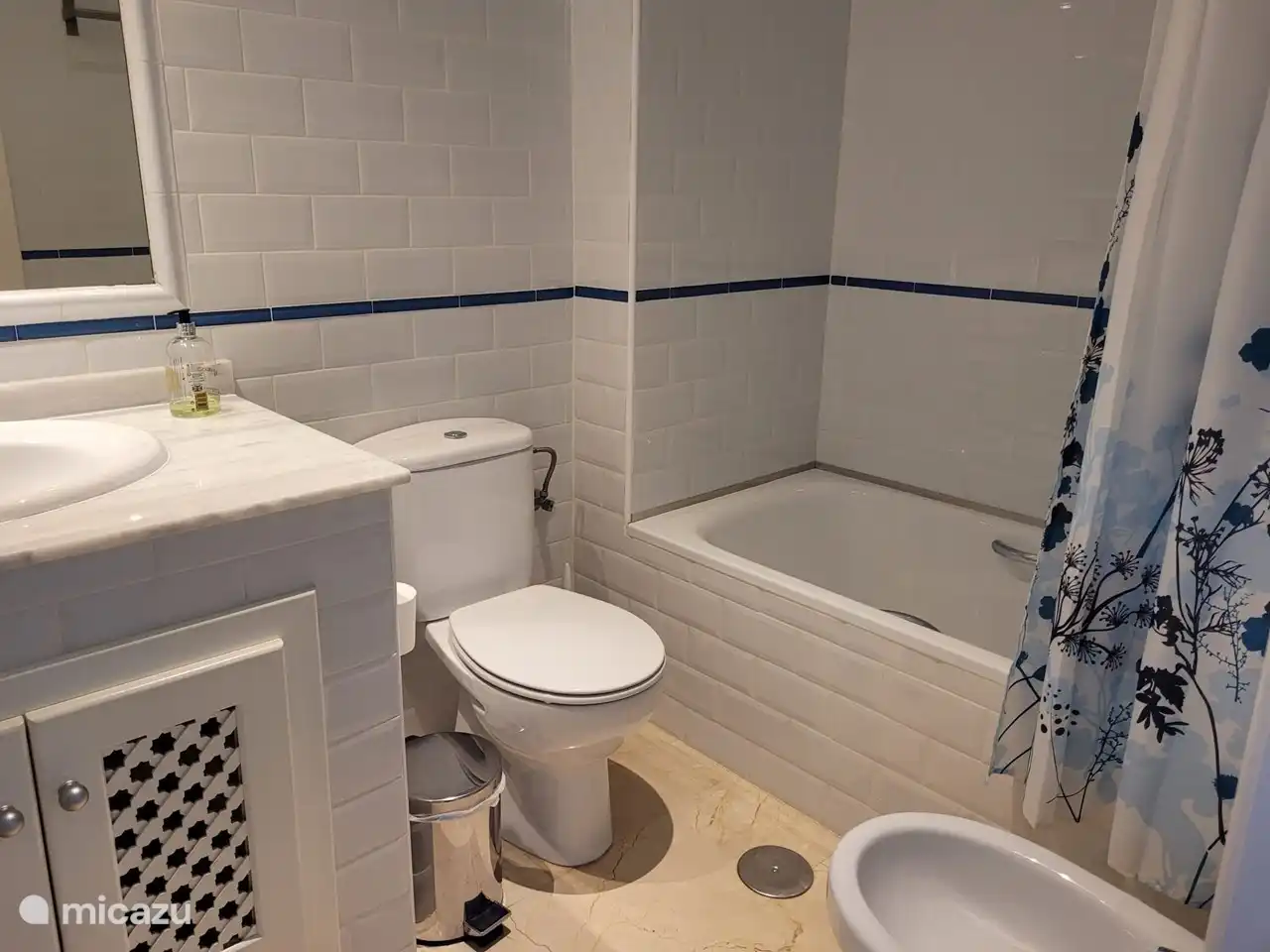 Bathroom which is located opposite the bedroom with the 2 single beds. For the winter months, it is equipped with a heater.