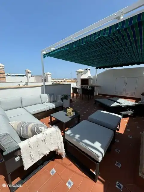 The lovely spacious roof terrace has a pergola for the warm days. On the roof terrace there is a lounge set, dining table, sunbeds, outdoor shower and a barbeque. 
