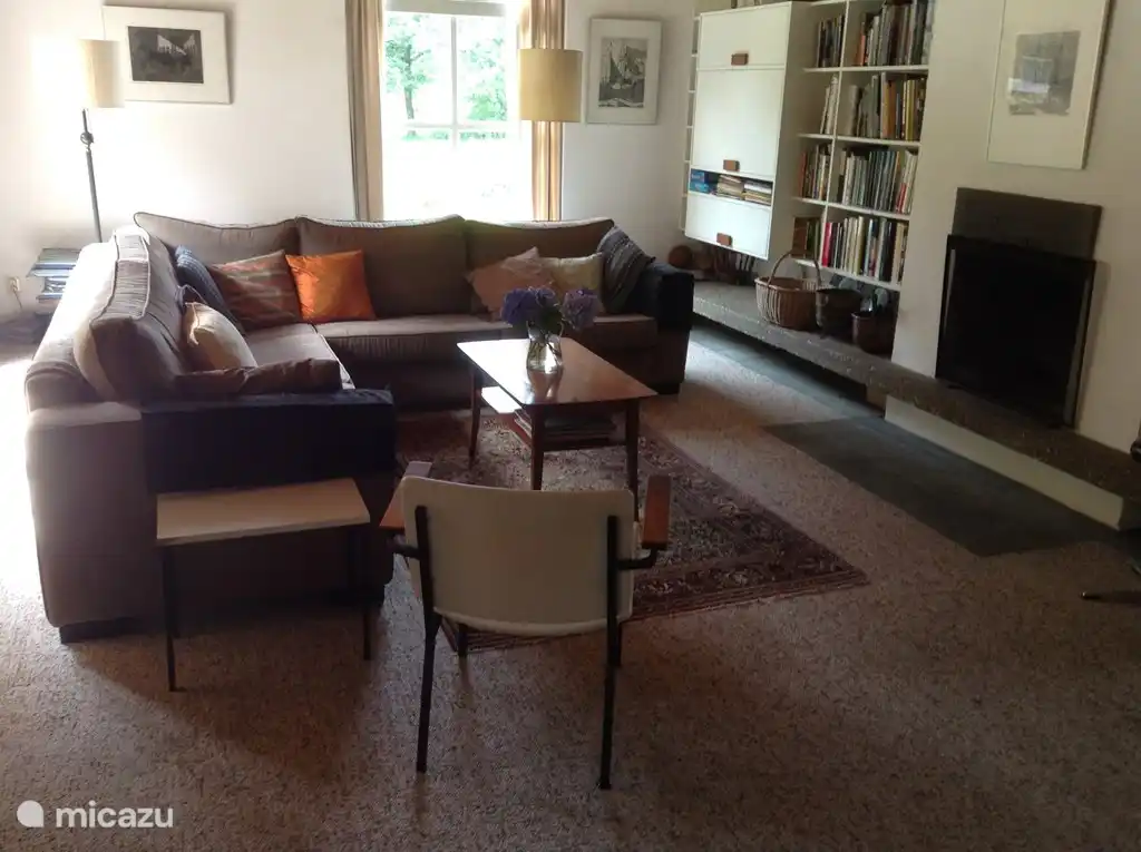 Das gemütliche Wohnzimmer mit Kamin und viele Bücher.