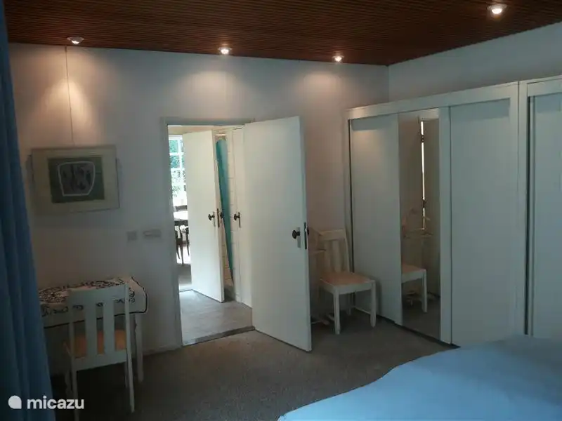 Schlafzimmer im Erdgeschoss mit eigenes Badezimmer mit Dusche, Toilette und Sinken.