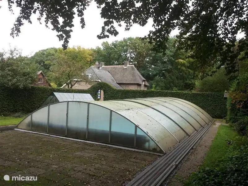 Angesichts der Pool hinter dem Haus im Hintergrund.