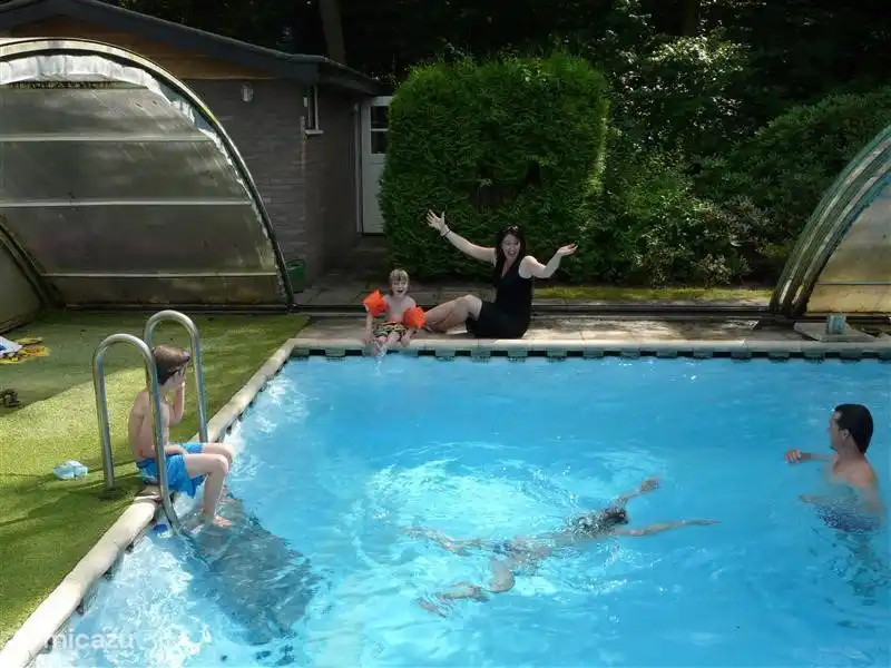 Die schönen beheizten Pool, der Sie bedecken konnen mit einem Schiebe-Abdeckung. Außerhalb der Sommersaison berechnen wir etwas extra für Erheitzen. Links ein kleiner Teil des Badehauses mit eigener Dusche, WC und Umkleideraum.