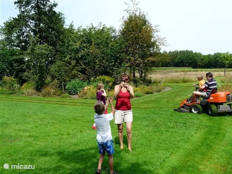 Soweit Sie in diesem Bild sehen kann gehört zum Anwesen. Das Gras wird gemäht, dat brauchen Sie nicht selbst zu tun.