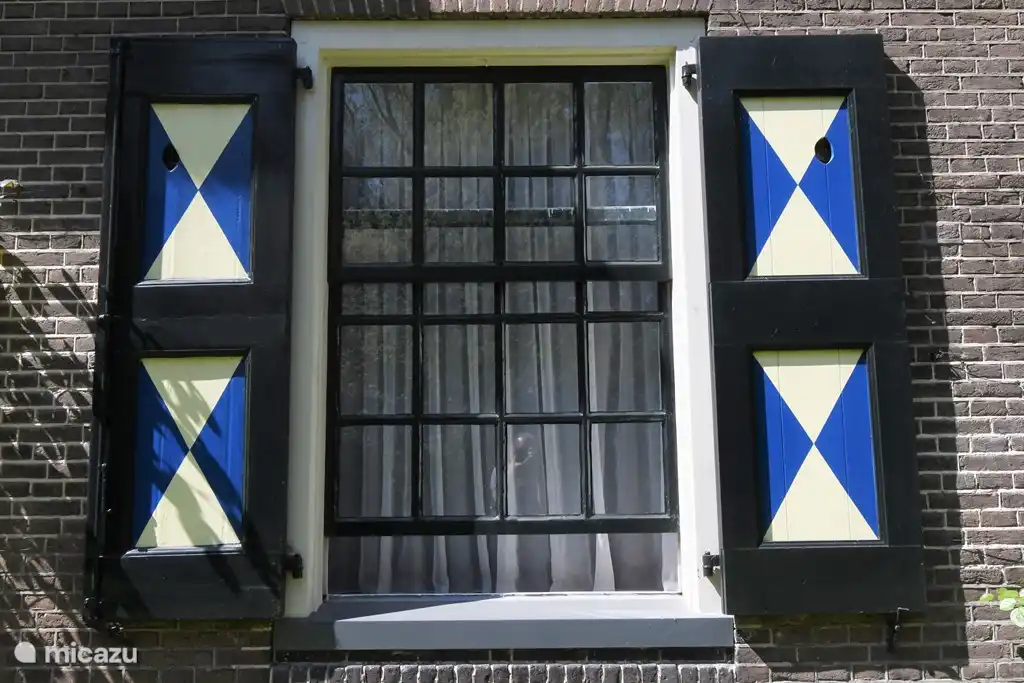 De luiken hebben de kleuren van Huis Groot Hoenlo, waar deze boerderij vroeger bij hoorde (foto JohanRebergen)