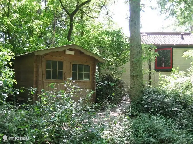 Waldgarten mit Pavillon