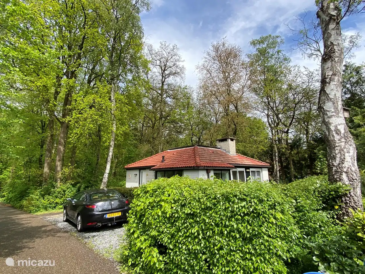 Ferienhaus mit eigenem Parkplatz. Alle weiteren Autos können 20 m entfernt auf dem Parkplatz abgestellt werden.