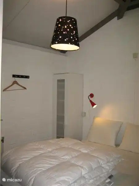 Schlafzimmer mit zwei Personen-Bett