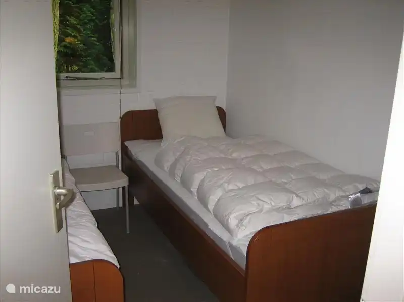 Schlafzimmer mit zwei Einzelbetten