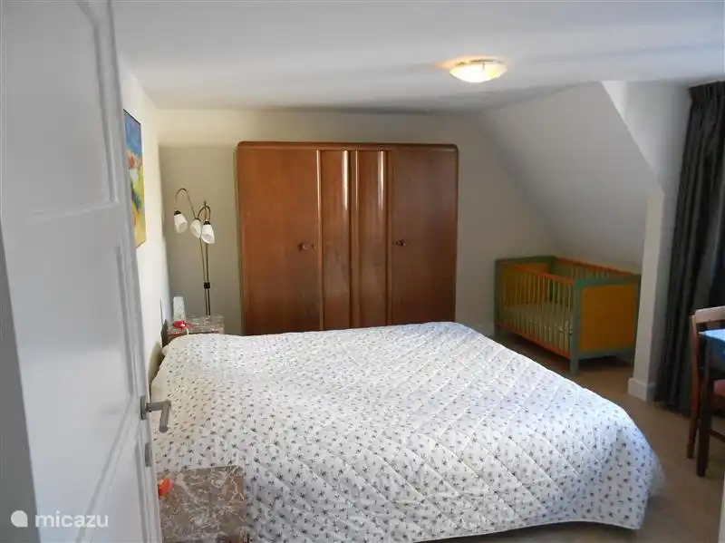 2 persoonsslaapkamer met boxspringbed,  kinderbed en wastafel