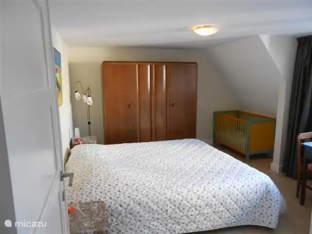 villa huren in België, Belgische Kust, Knokke – Villa De Mier - La Fourmi 2 persoonsslaapkamer met boxspringbed,  kinderbed en wastafel